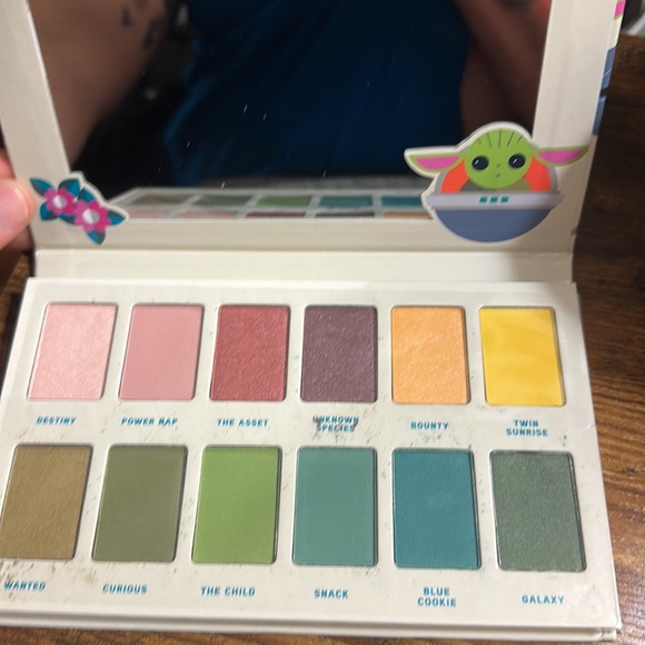 Star Wars Mandalorian Eyeshadow Palette - Picture 2 of 3